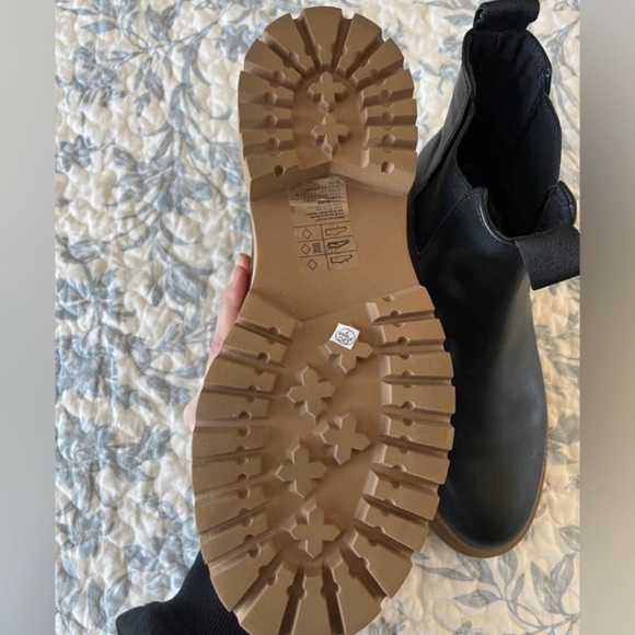 H&M Women’s Chelsea Boots NWT Size 11 - Picture 2 of 3